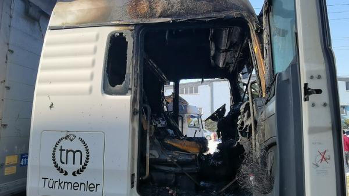 Yanan TIR\'ın sürücüsü son anda kurtuldu; o anlar kamerada