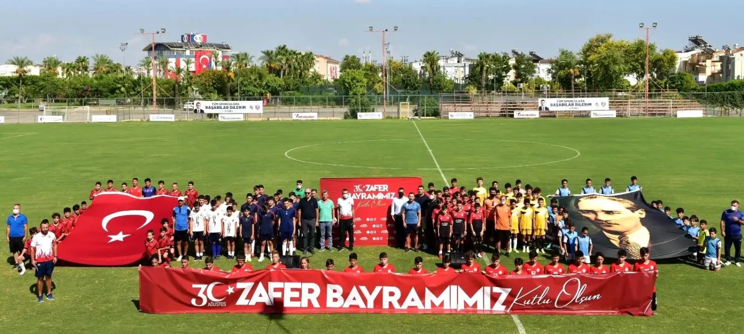 Zafer Bayramı\'nı futbol turnuvası ile kutladılar