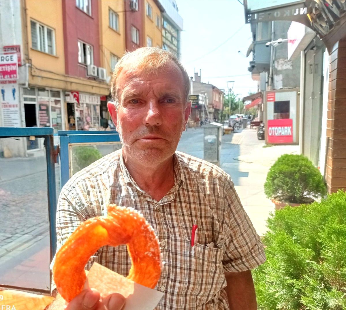 50 yıldır tatlı satmak için pedallıyor