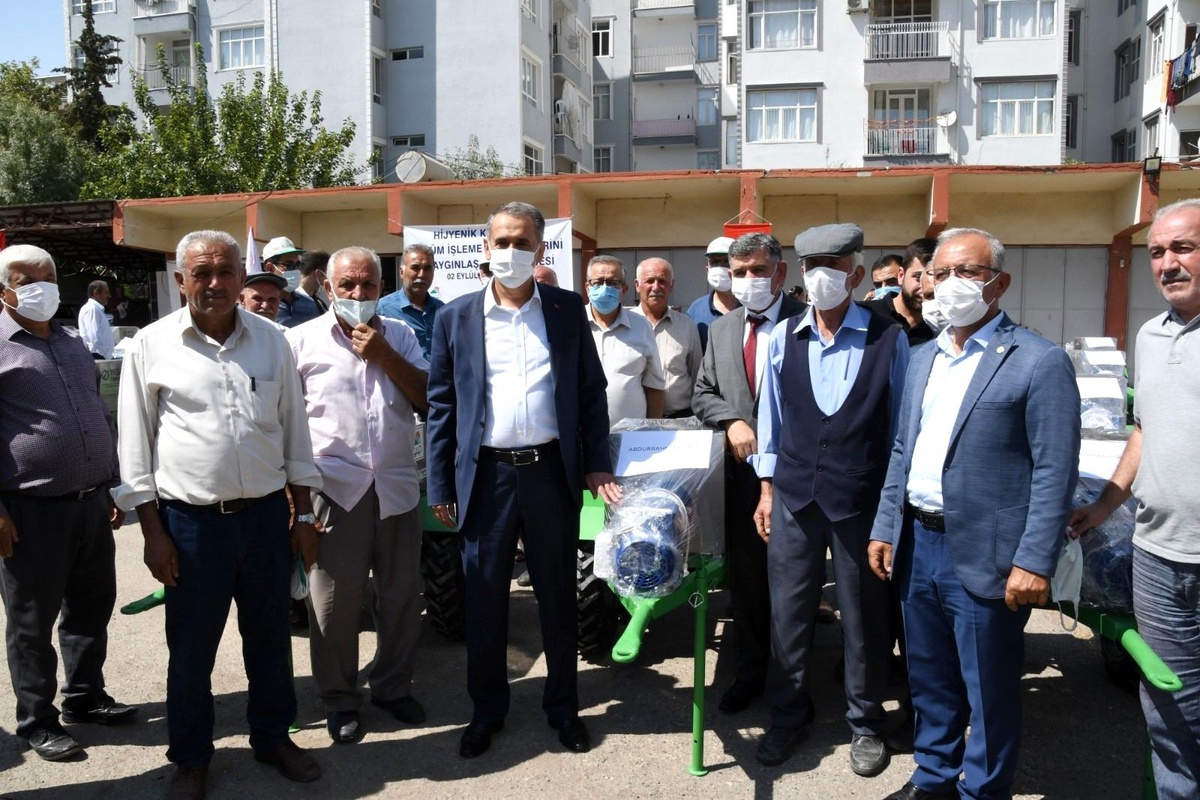 Adıyamanlı üzüm üreticilerine makine desteği