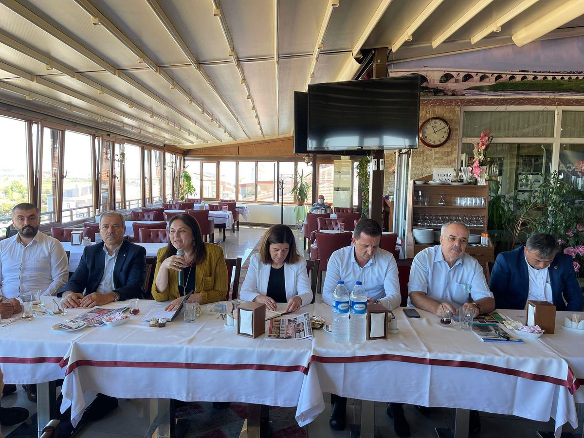 AK Parti Edirne Milletvekili Aksal ve İl Başkanı İba, Uzunköprü\'de muhtarlarla bir araya geldi