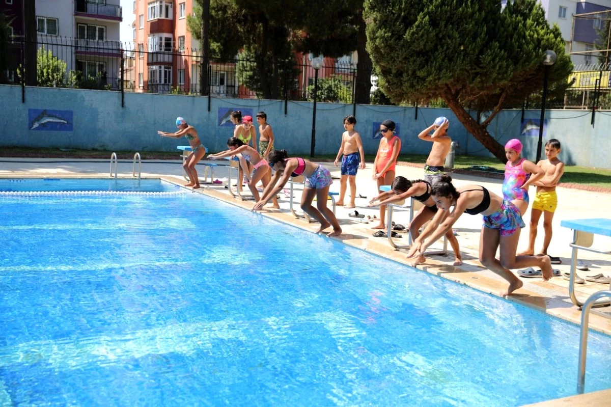 Aydın Büyükşehir Belediyesi onlarca çocuğa yüzme öğretti