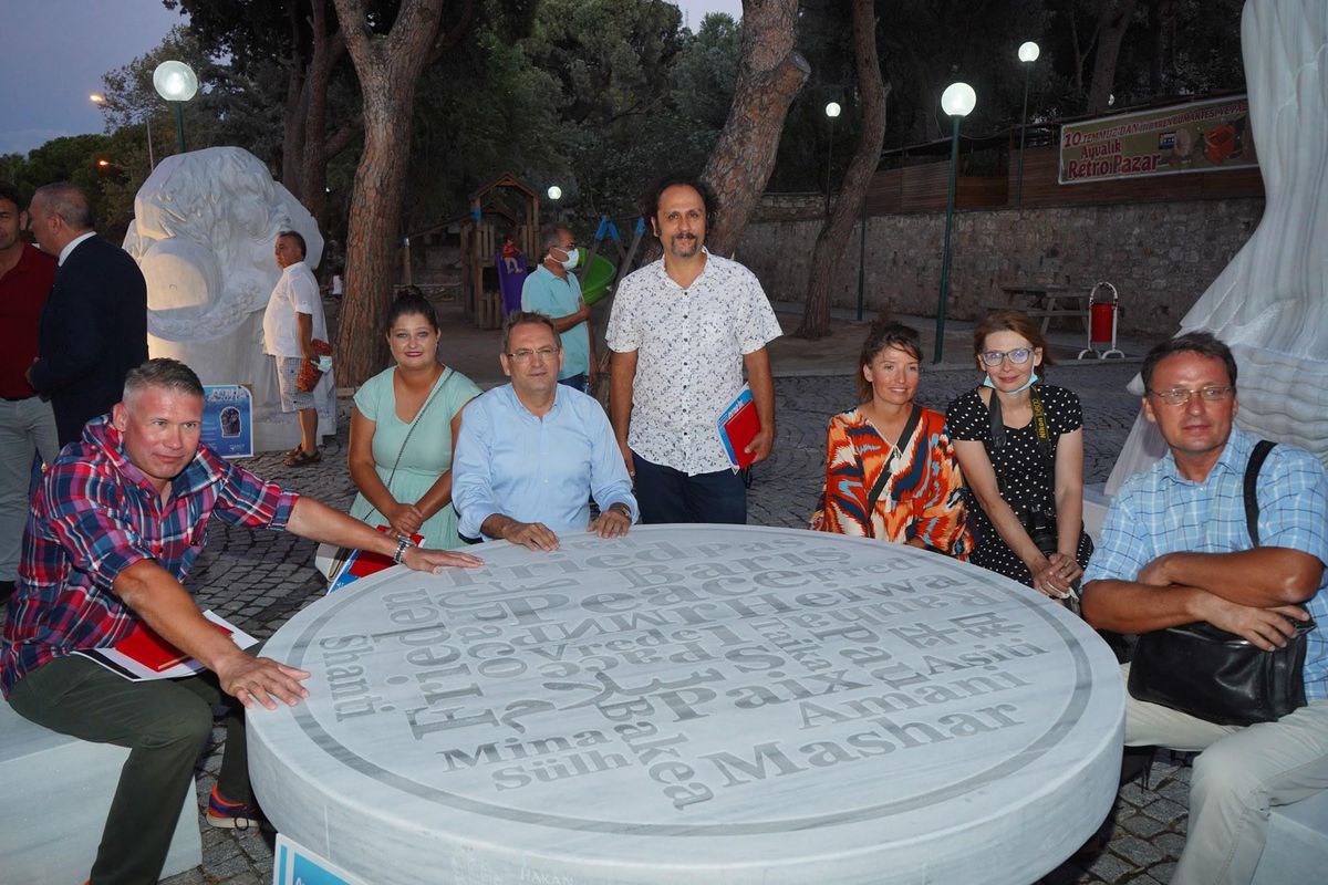 Barış temalı sempozyumda; çatışan Rusya ve Ukrayna\'lı heykeltıraşlar buluştu