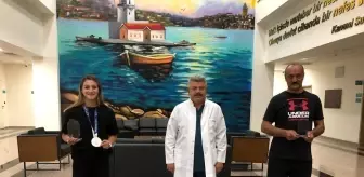 Başhekim Prof. Dr. Recep Demirhan'dan Buse Naz Çakıroğlu'na plaket