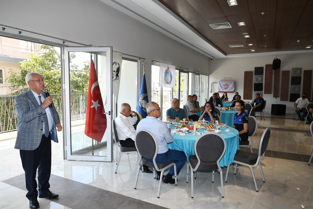 Başkan Selvitopu, meclis üyeleri, esnaf odaları başkanları ve personel kahvaltıda buluştu