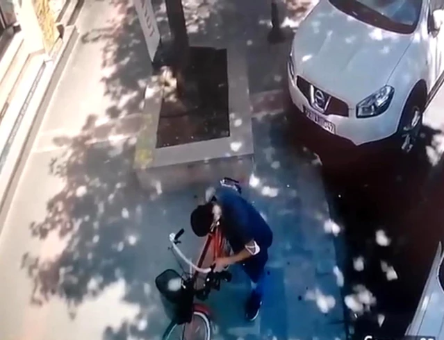 Önce ortalığı kolaçan etti, sonra çaldı...Bisiklet hırsızlığı kamerada