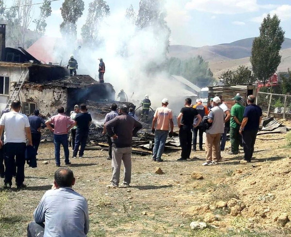 Bayburt\'ta çıkan yangında bir evin çatısı ile içindeki odun ve malzemeler yandı
