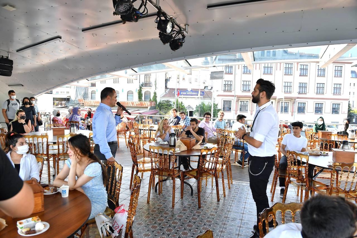 Beyoğlu Belediyesi\'nden öğrencilere mezuniyet hediyesi