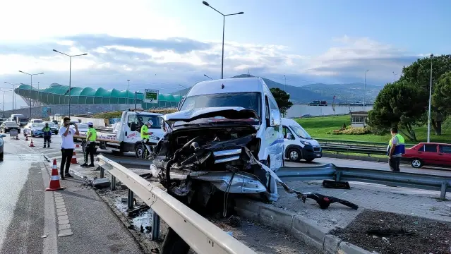 İşçileri taşıyan servis aracı yol ayrımındaki bariyerlere çarptı: 6 yaralı