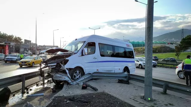 İşçileri taşıyan servis aracı yol ayrımındaki bariyerlere çarptı: 6 yaralı