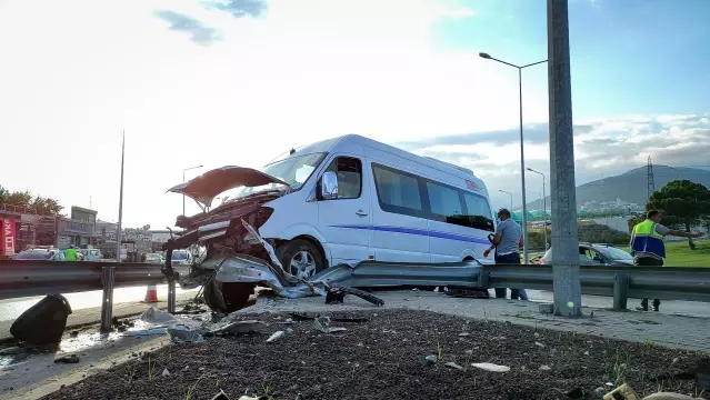 İşçileri taşıyan servis aracı yol ayrımındaki bariyerlere çarptı: 6 yaralı