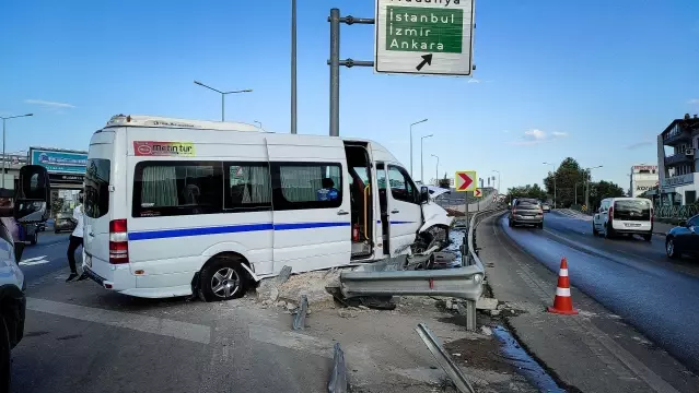 İşçileri taşıyan servis aracı yol ayrımındaki bariyerlere çarptı: 6 yaralı