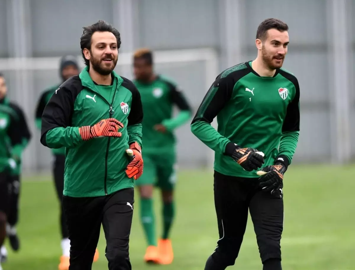 Bursaspor altyapısında da kalecilik yapan ünlü oyuncu Erkan Kolçak Köstendil futbola geri döndü