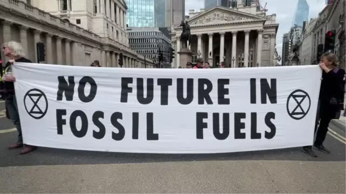 Londra\'da çevreci grup, İngiliz bankalarının fosil yakıtlara yatırımını protesto etti