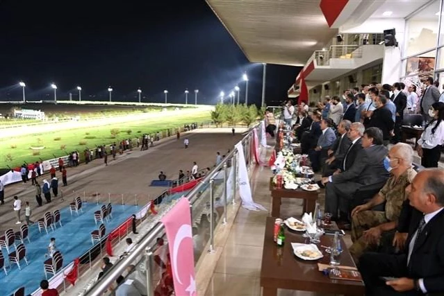 Diyarbakır Hipodromunda gece yarışları jandarma kupasıyla başladı