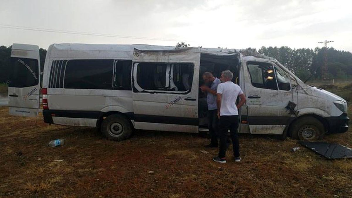 Edirne\'de yağışlı havada midibüs yoldan çıktı: 8 yaralı
