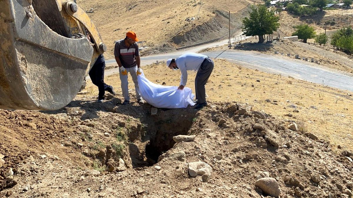Elazığ\'da etrafa saçılan kemikler toplanıp kefenlendikten sonra yeniden defnedildi