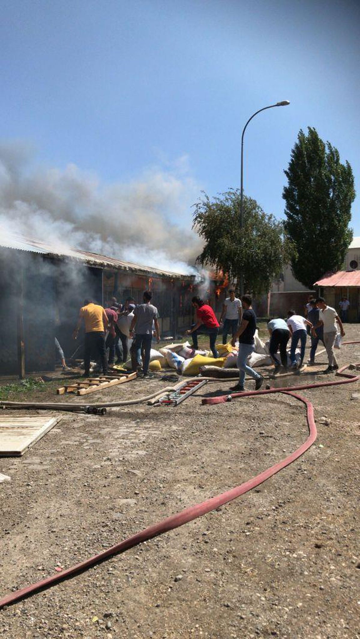 Erzurum\'da patates toptancı halinde çıkan yangında iş yeri depoları zarar gördü
