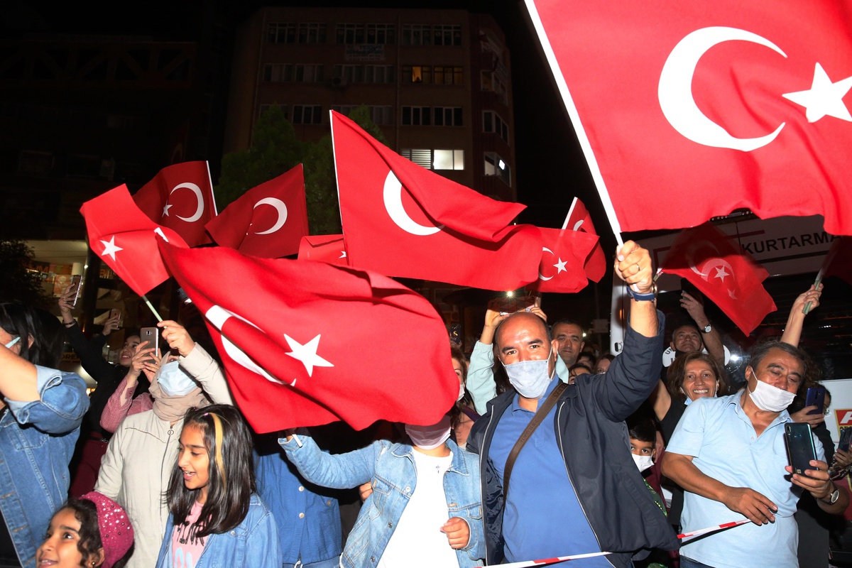 Eskişehir\'de Porsuk Çayı\'nda botlarla fener alayı düzenlendi
