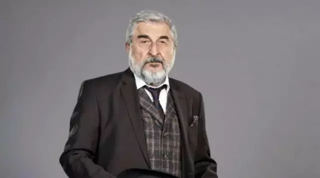 Cihat Tamer'in sözleri Ferhan Şensoy'un cenazesine damga vurdu: Din bağımlısı hükümetlere rağmen tiyatro yapıyoruz Cihat Tamer'in sözleri Ferhan Şensoy'un cenazesine damga vurdu: Din bağımlısı hükümetlere rağmen tiyatro yapıyoruz