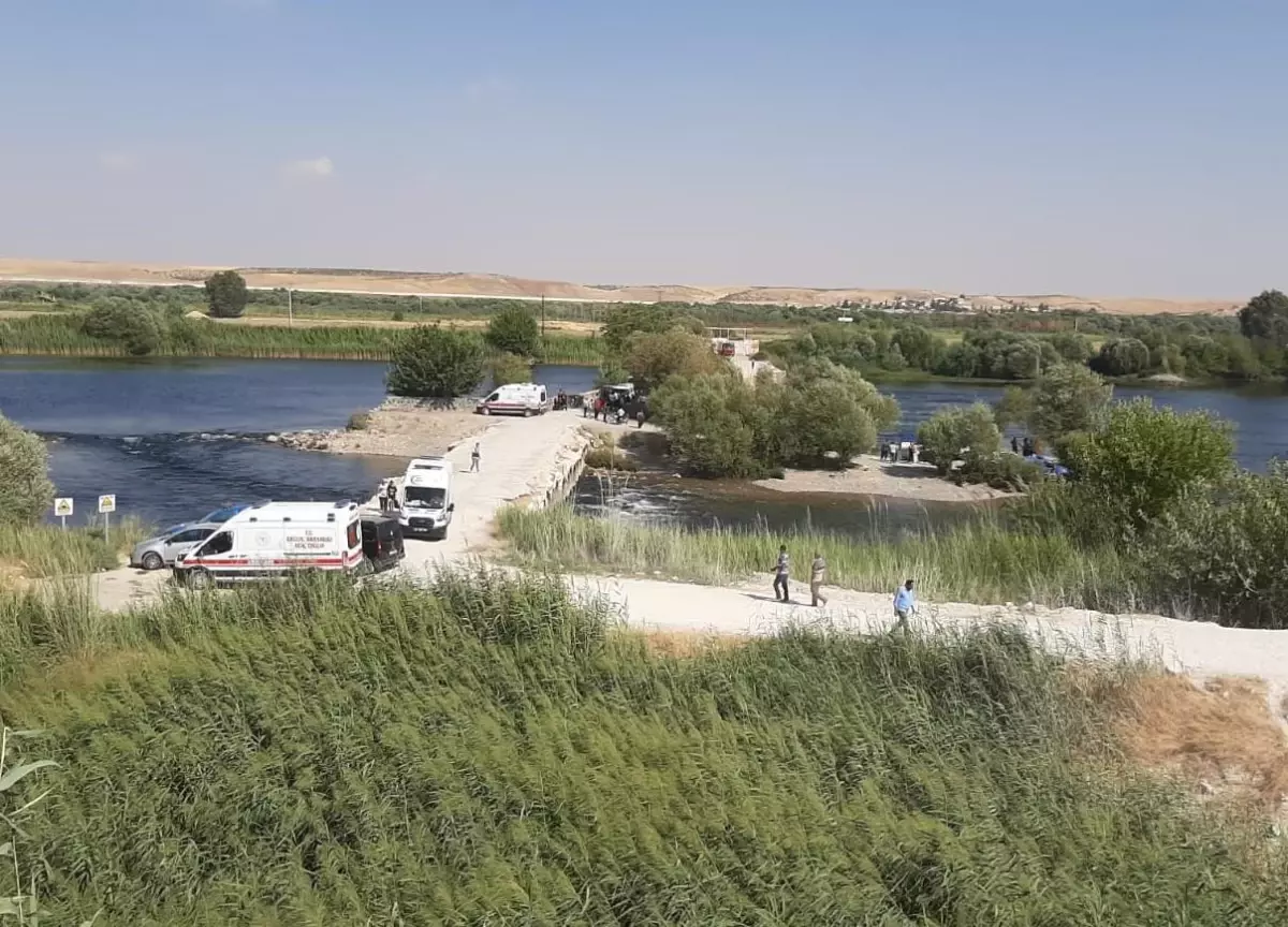 Gaziantep\'te nehre giren aynı aileden 1 kişi hayatını kaybetti, 4 kişi kurtarıldı