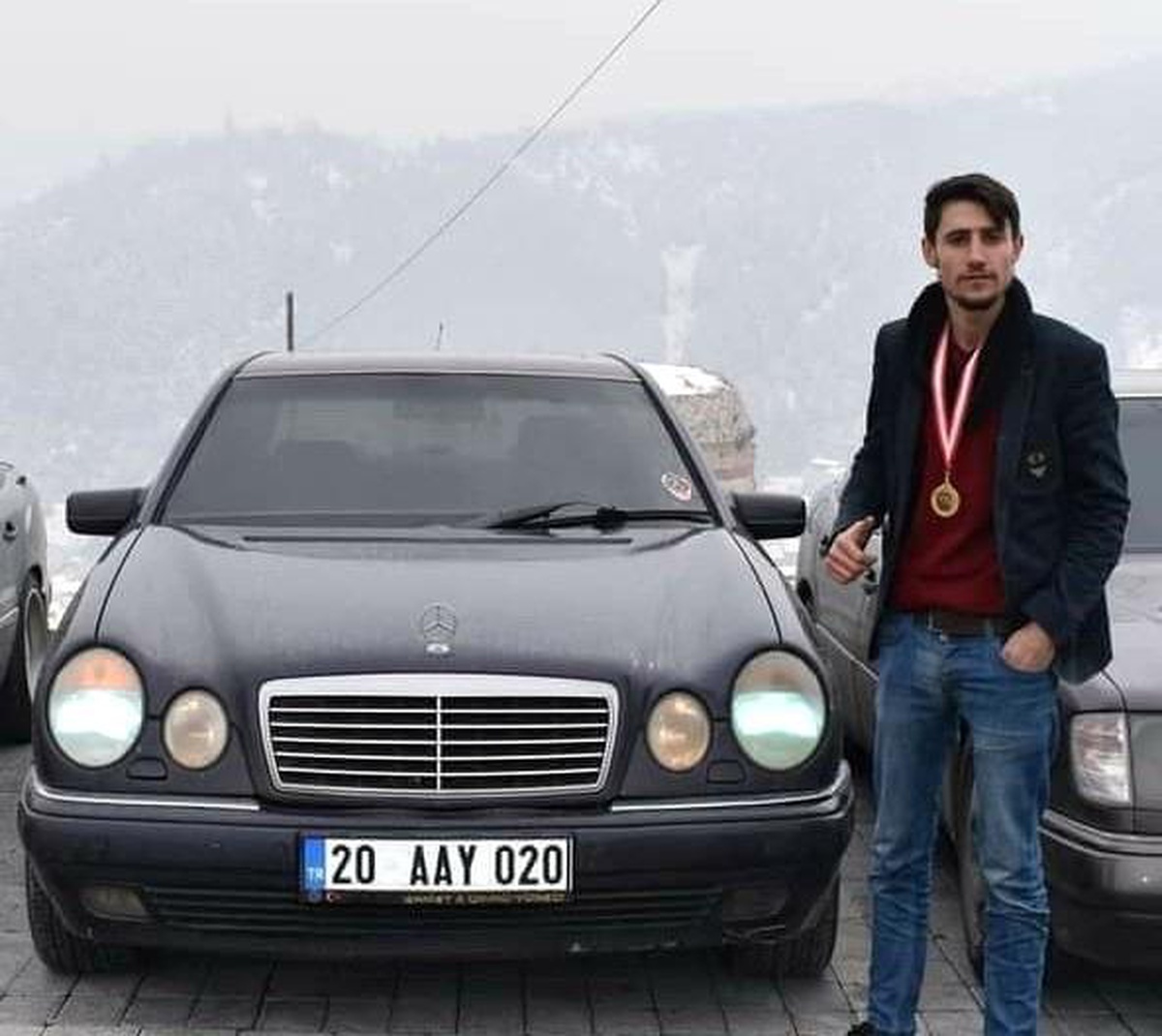 İkiye bölünen otomobilin sürücüsü yaşama 4 gün tutunabildi