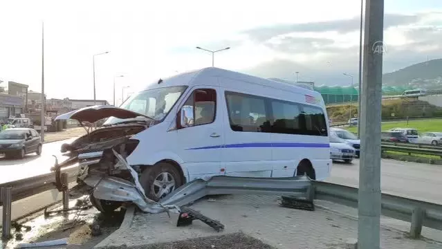 İşçileri taşıyan servis aracı yol ayrımındaki bariyerlere çarptı: 6 yaralı