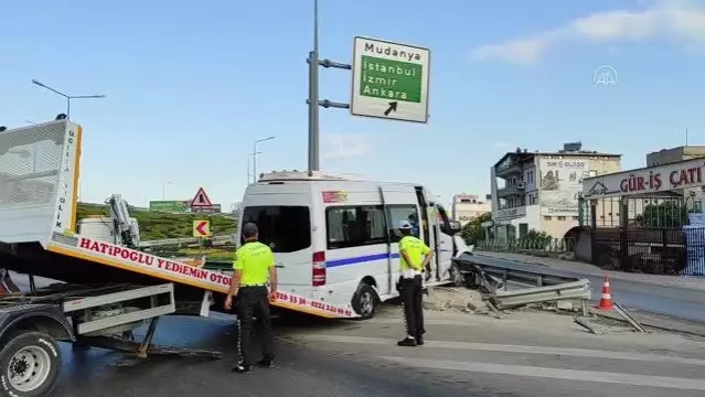 İşçileri taşıyan servis aracı yol ayrımındaki bariyerlere çarptı: 6 yaralı