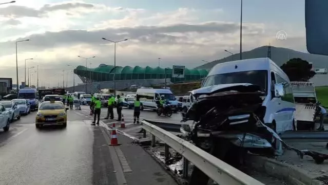 İşçileri taşıyan servis aracı yol ayrımındaki bariyerlere çarptı: 6 yaralı