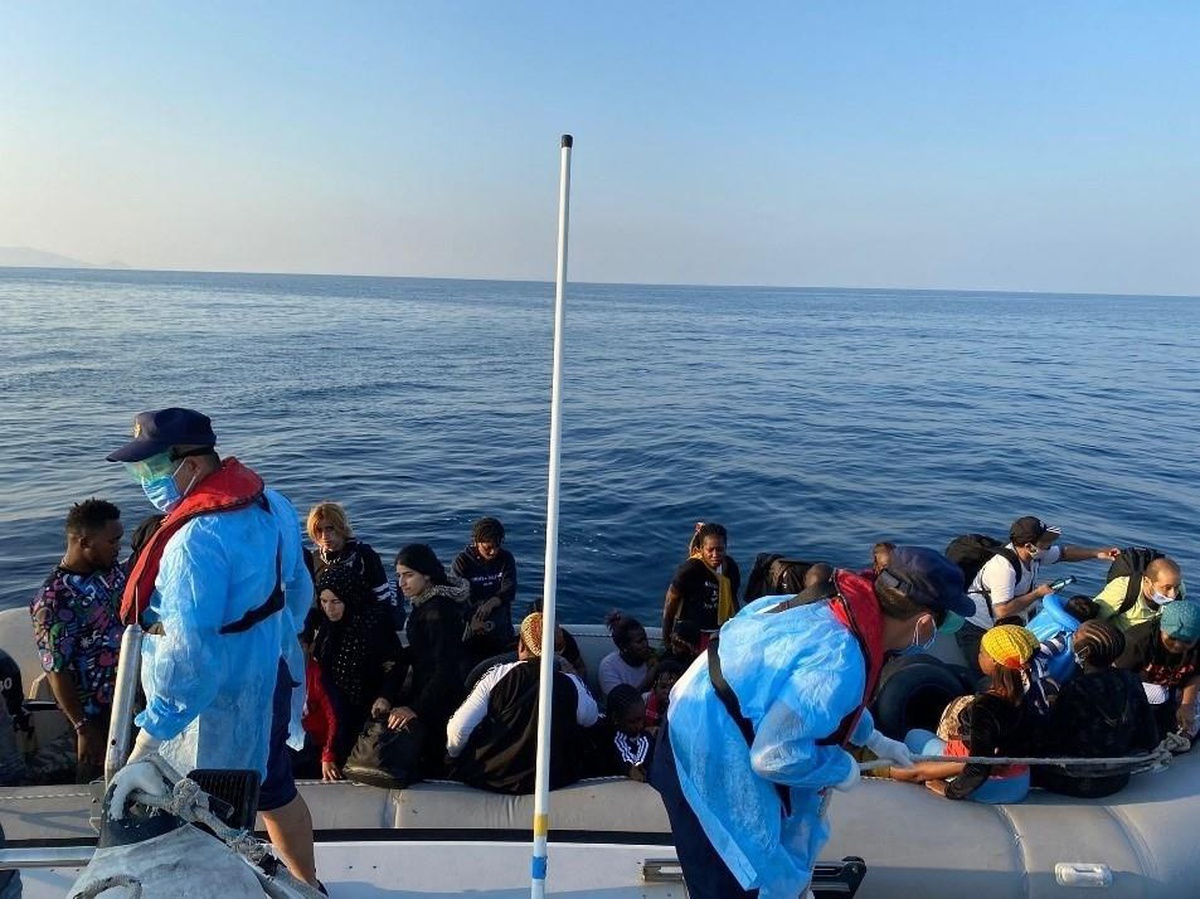 İzmir açıklarında 172 düzensiz göçmen kurtarıldı