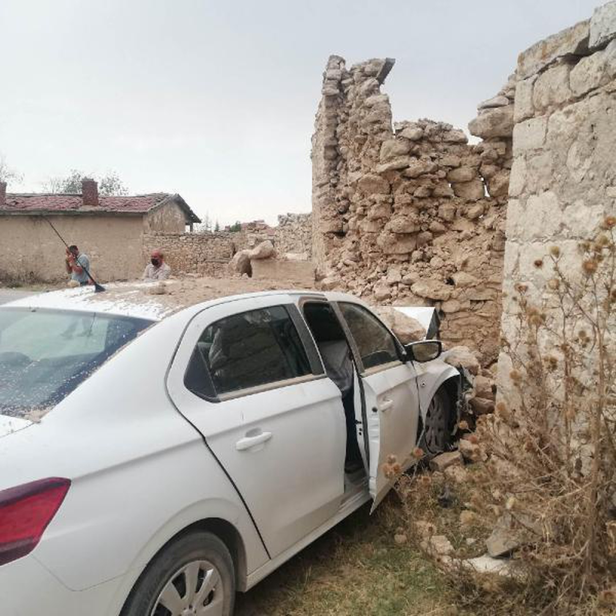Kalp krizi geçiren sürücü, otomobille duvara çarpınca öldü