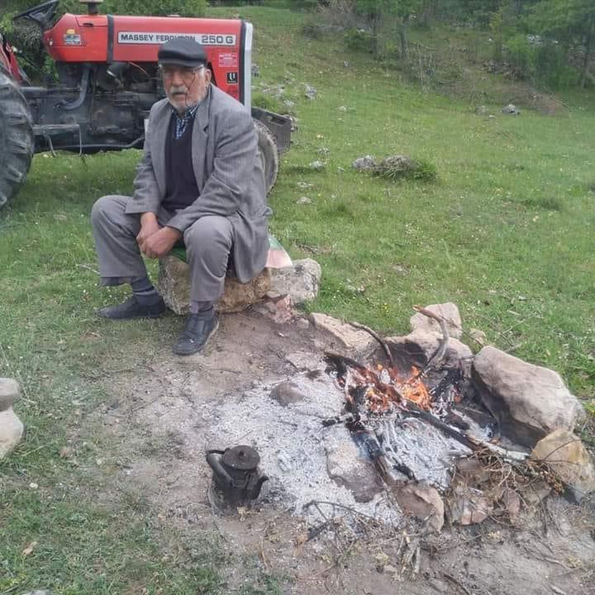 Karabük\'te devrilen traktörün altında kalan 80 yaşındaki yaşlı adam öldü