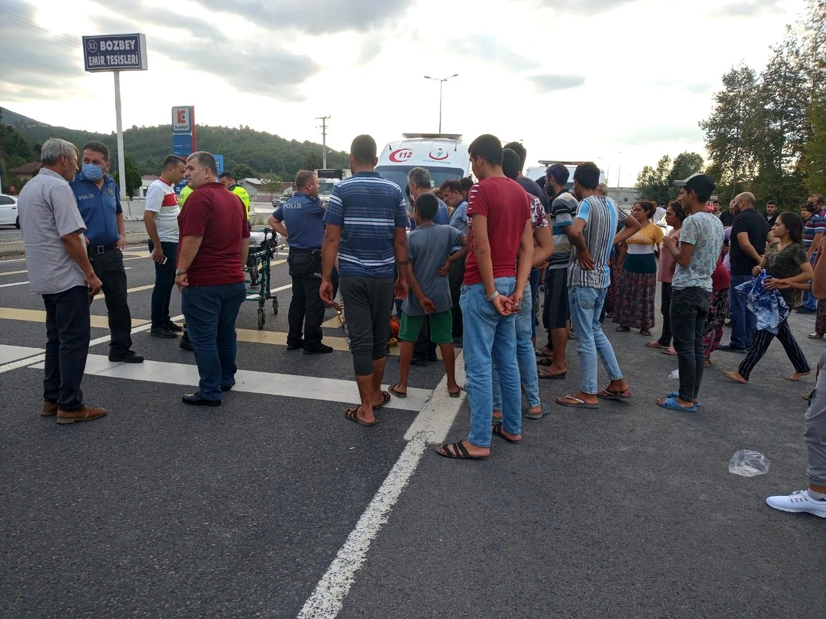 Karşıdan karşıya geçmeye çalışan çocuk otomobilin altında kaldı