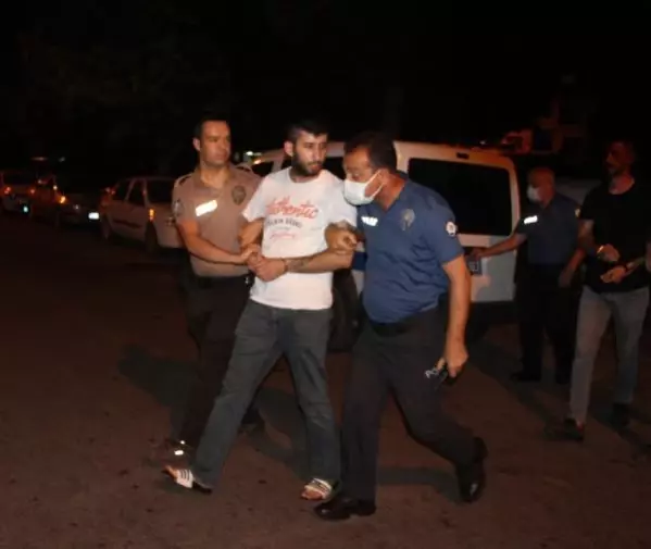 Kavga anonsuna giden bekçilerin durdurduğu otomobilden 2 ruhsatsız tabanca çıktı; 2 gözaltı