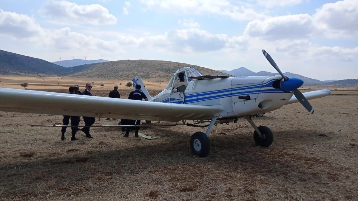 Konya\'da yakıtı azalan tek motorlu uçak tarlaya zorunlu iniş yaptı