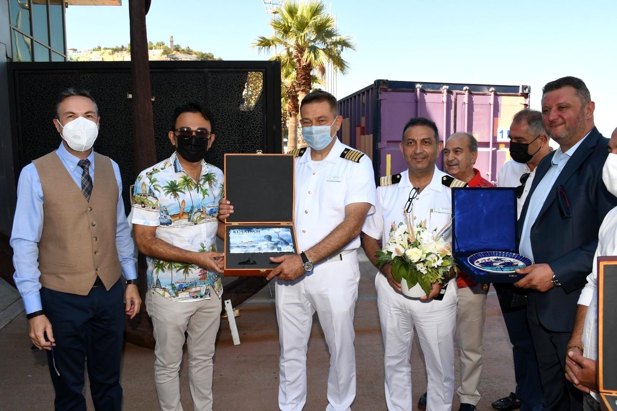 Kuşadası\'na 16 ay sonra ilk Kruvaziyer gemisi geldi