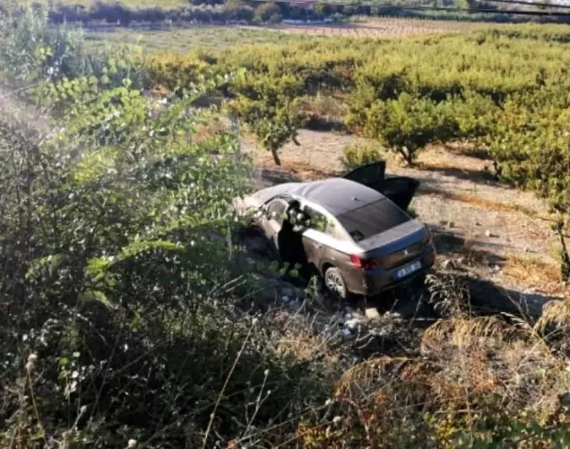 Kuşadası'nda otomobil tarlaya uçtu