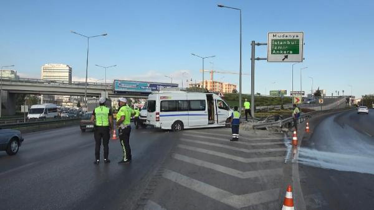 Lastiği patlayan işçi servisi bariyere çarptı: 6 yaralı