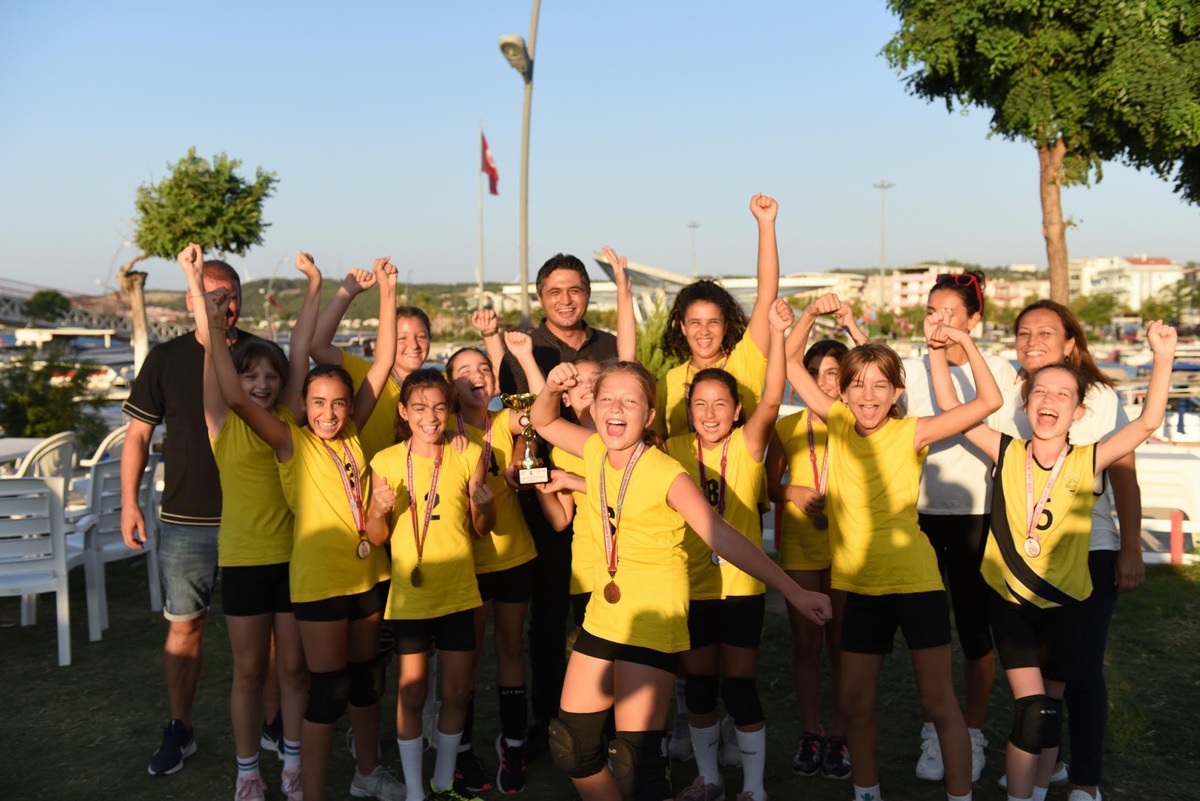 Mini Voleybolcular Aliağa\'ya Kupayla Döndü