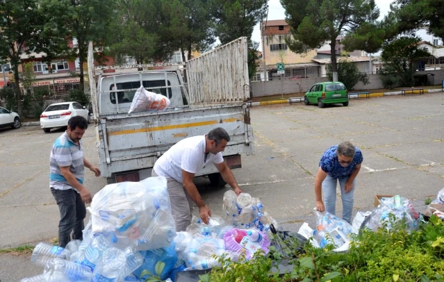 Okul müdür yardımcısı sokak hayvanları için plastik atık topluyor