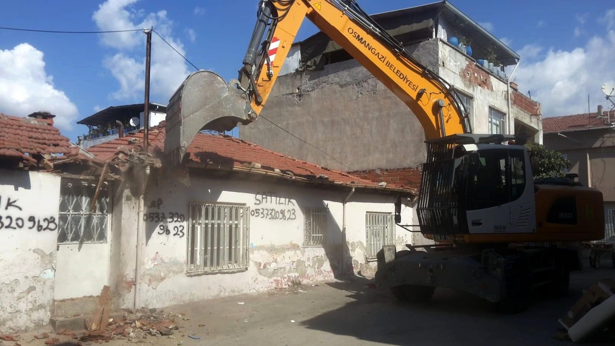 Osmangazi\'de metrûk bina temizliği
