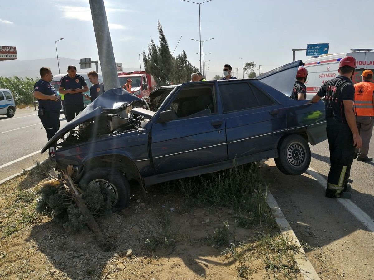 Otomobil refüjdeki direğe çarptı, sürücü ölümden döndü