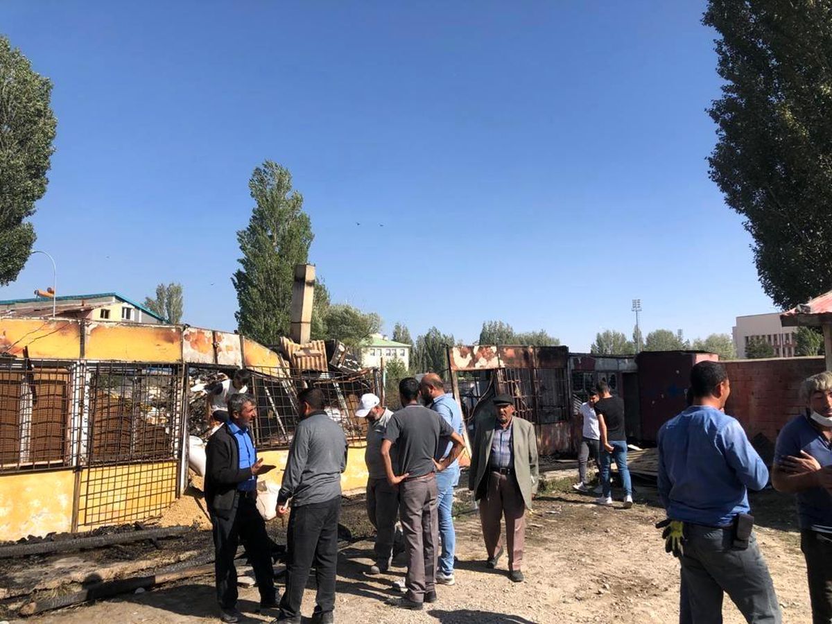 Pasinler\'de korkutan yangın: 12 dükkan kullanılamaz hale geldi