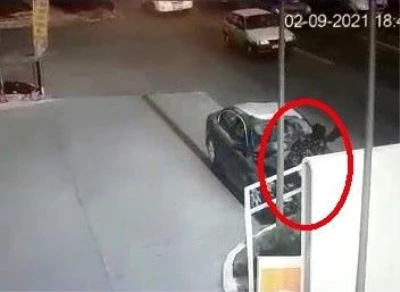 Polisten kaçan suç makinelerinin kullandığı araç, yol kenarında servis bekleyen kadına çarptı