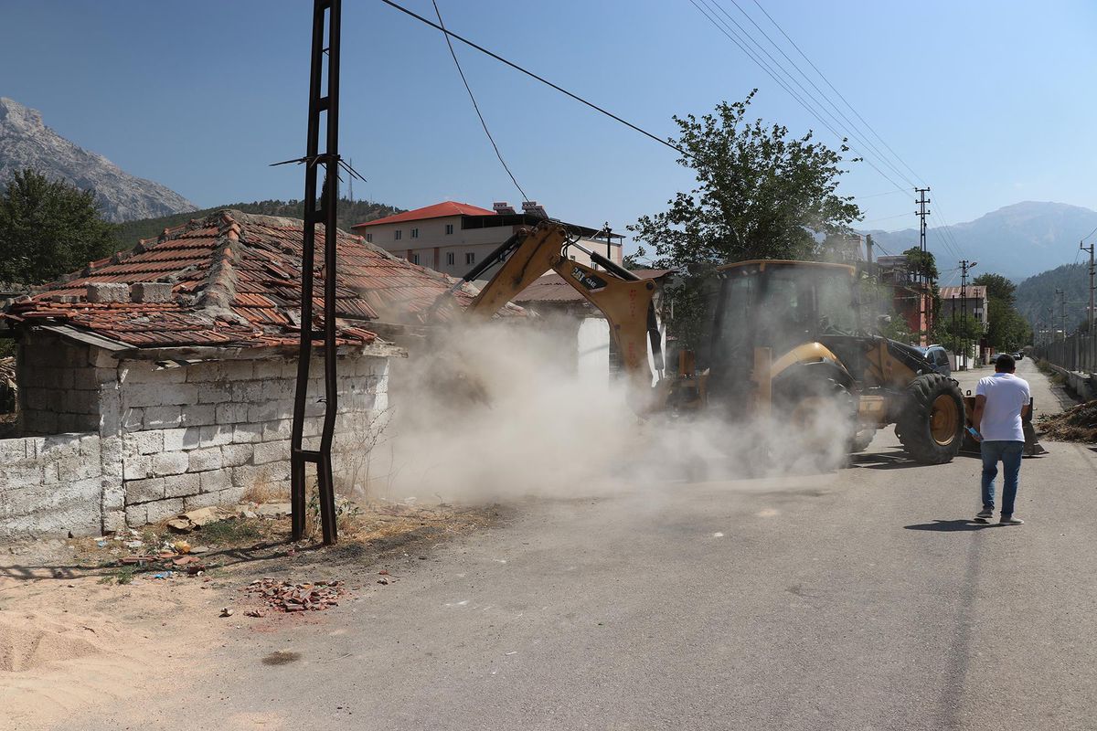 Pozantı\'da metruk binaların yıkımı sürüyor