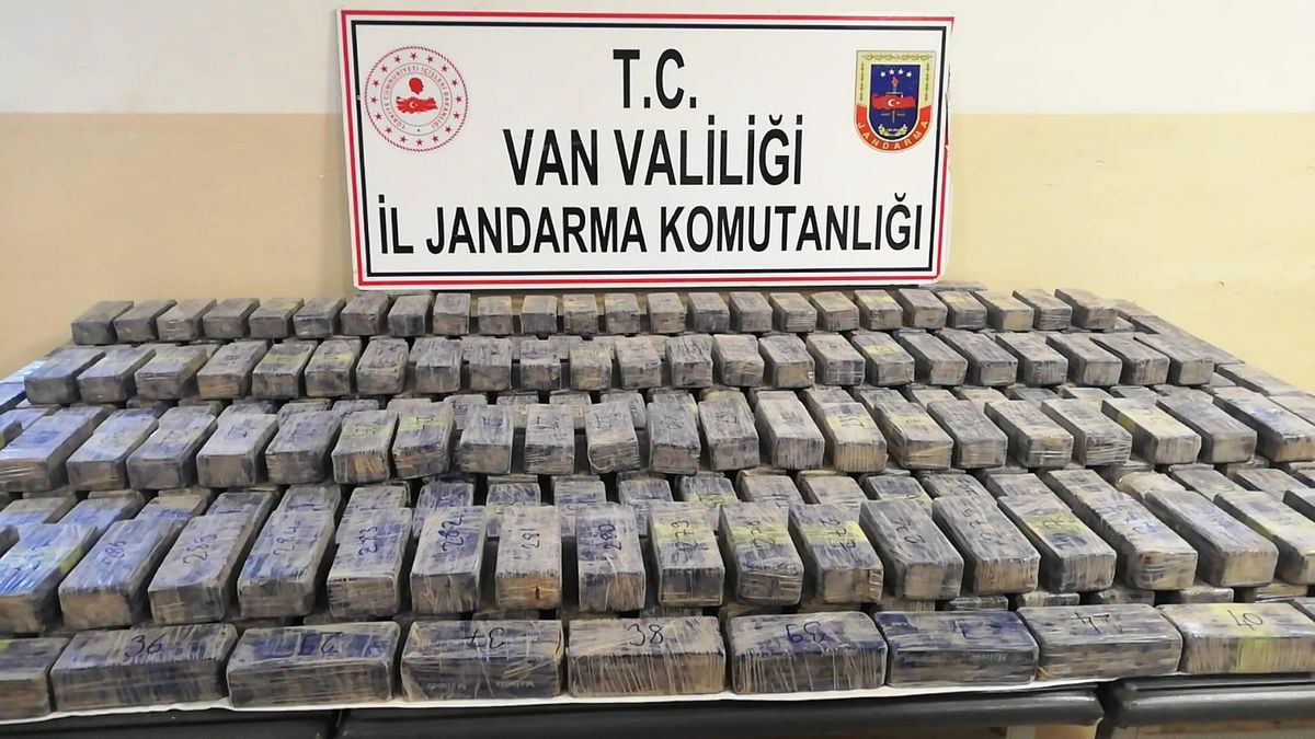 \'Resmi araç\' görünümü verilen panelvanda 149 kilo eroin ele geçirildi