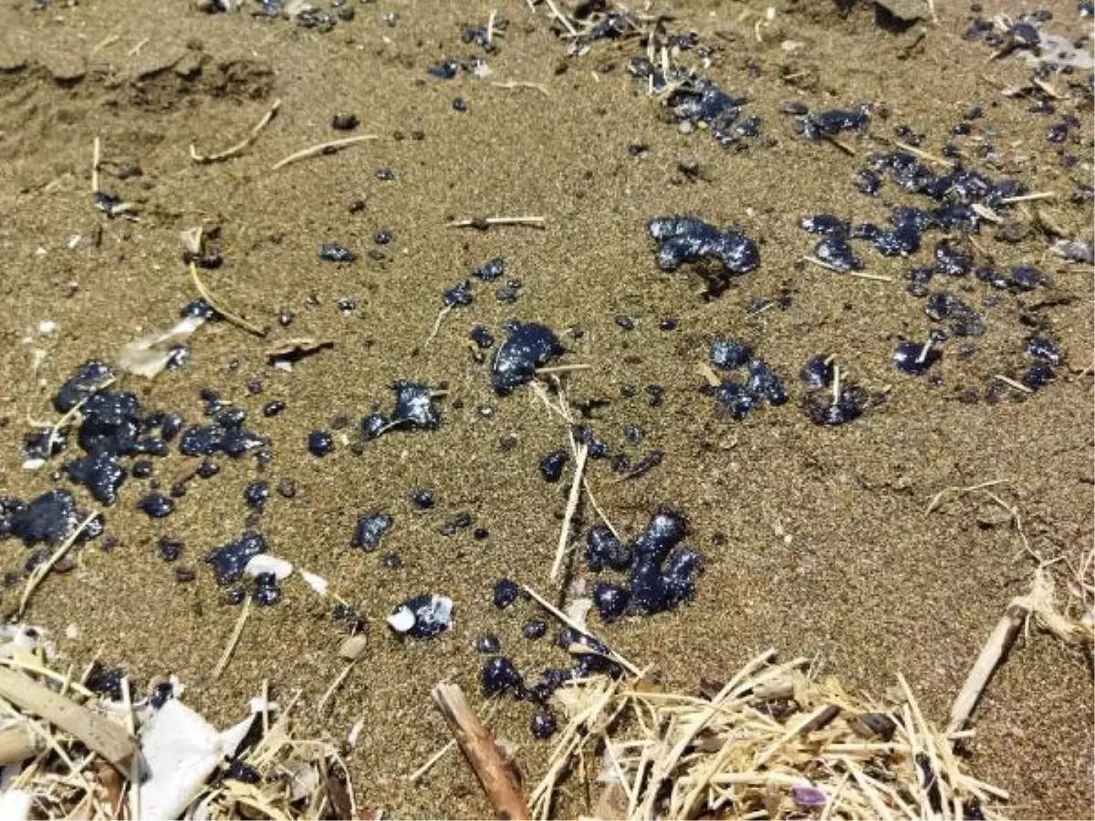 SAMANDAĞ\'DA SAHİLE PETROL ATIĞI VURDU