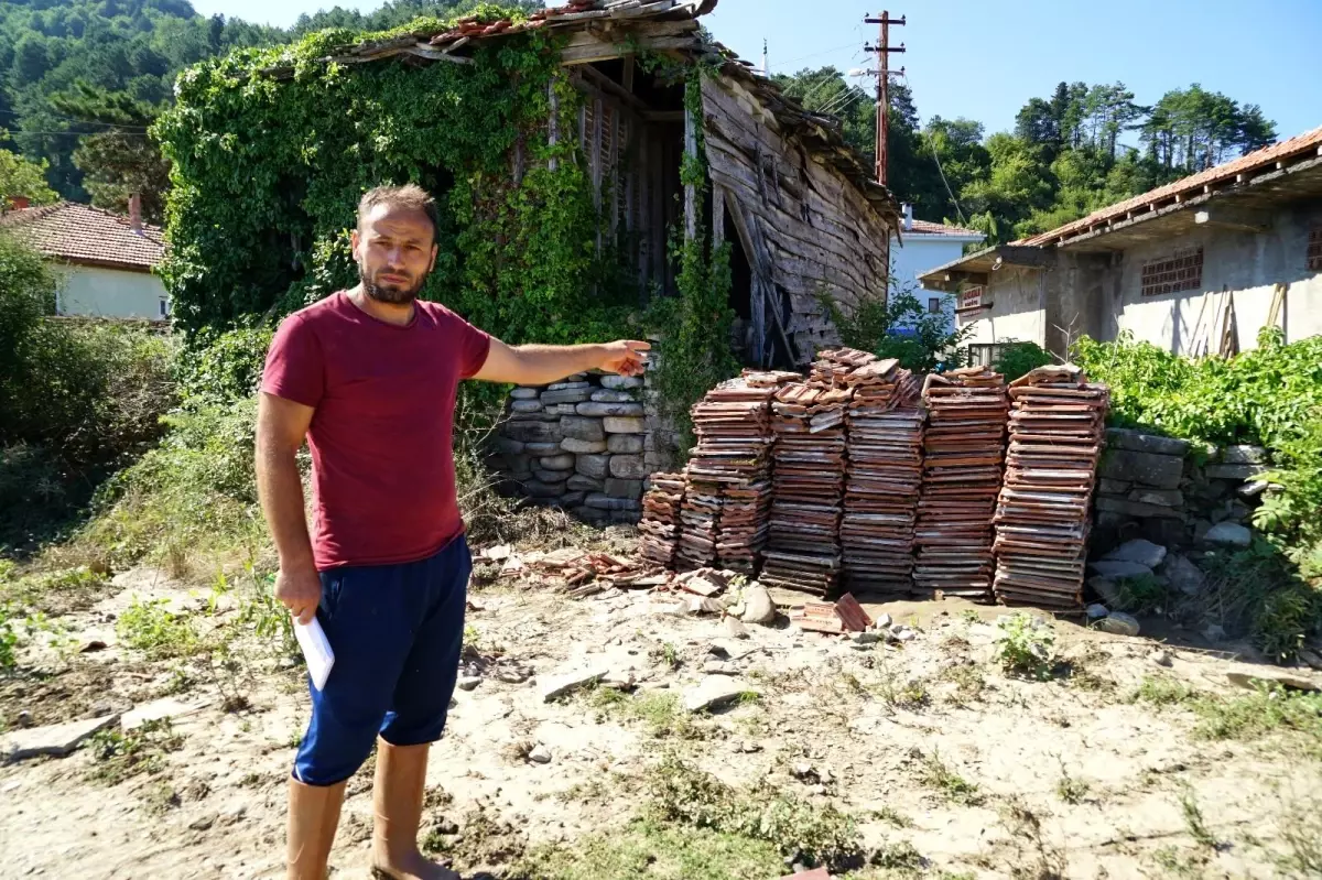 Son dakika! Selde yıkılan bina, 8 kişinin hayatını kurtardı