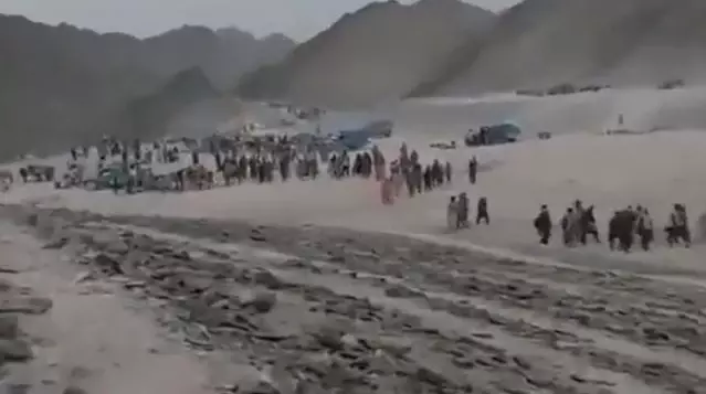 Sosyal medya bu görüntüleri konuşuyor! Afgan, yürüyerek ülkeden çıkmak için yollara koyuldu Sosyal medya bu görüntüleri konuşuyor! Afgan, yürüyerek ülkeden çıkmak için yollara koyuldu