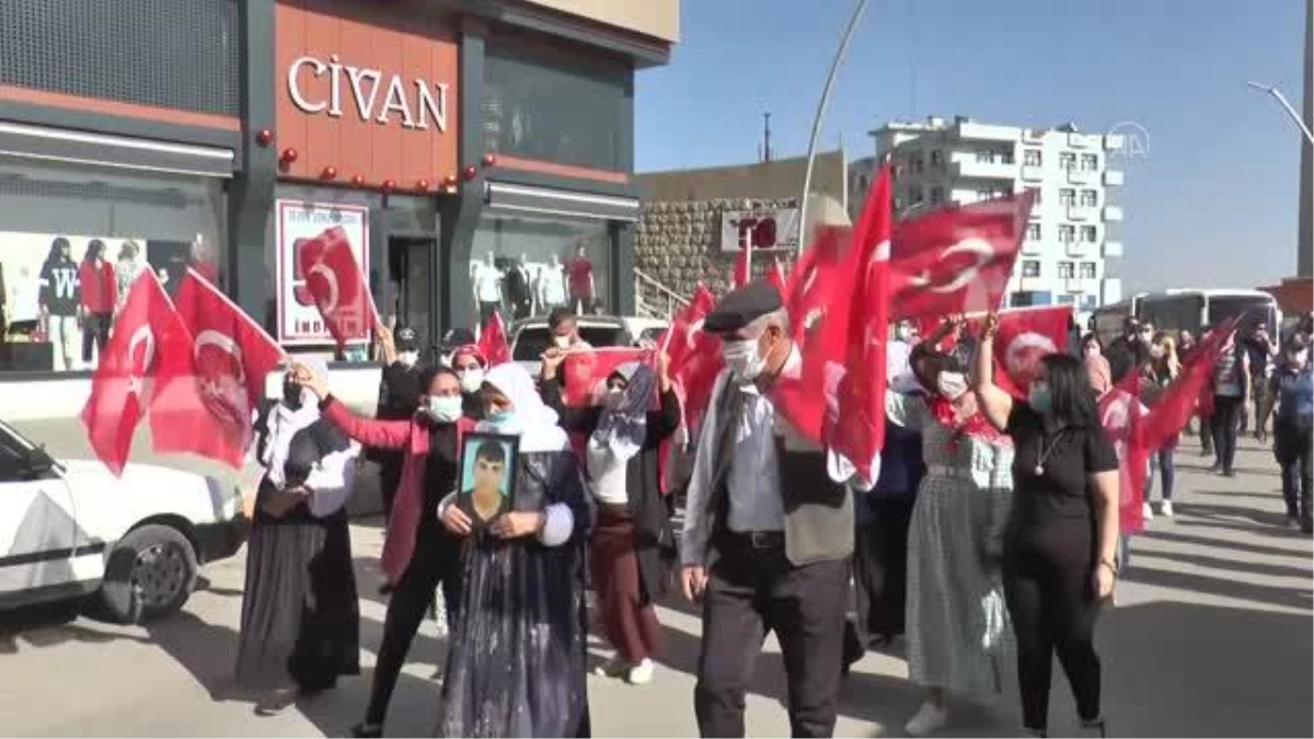 Son dakika haberleri! Terör örgütünün kaçırdığı evladına 6 yıl sonra kavuşan Şırnaklı aileden, HDP önünde halay